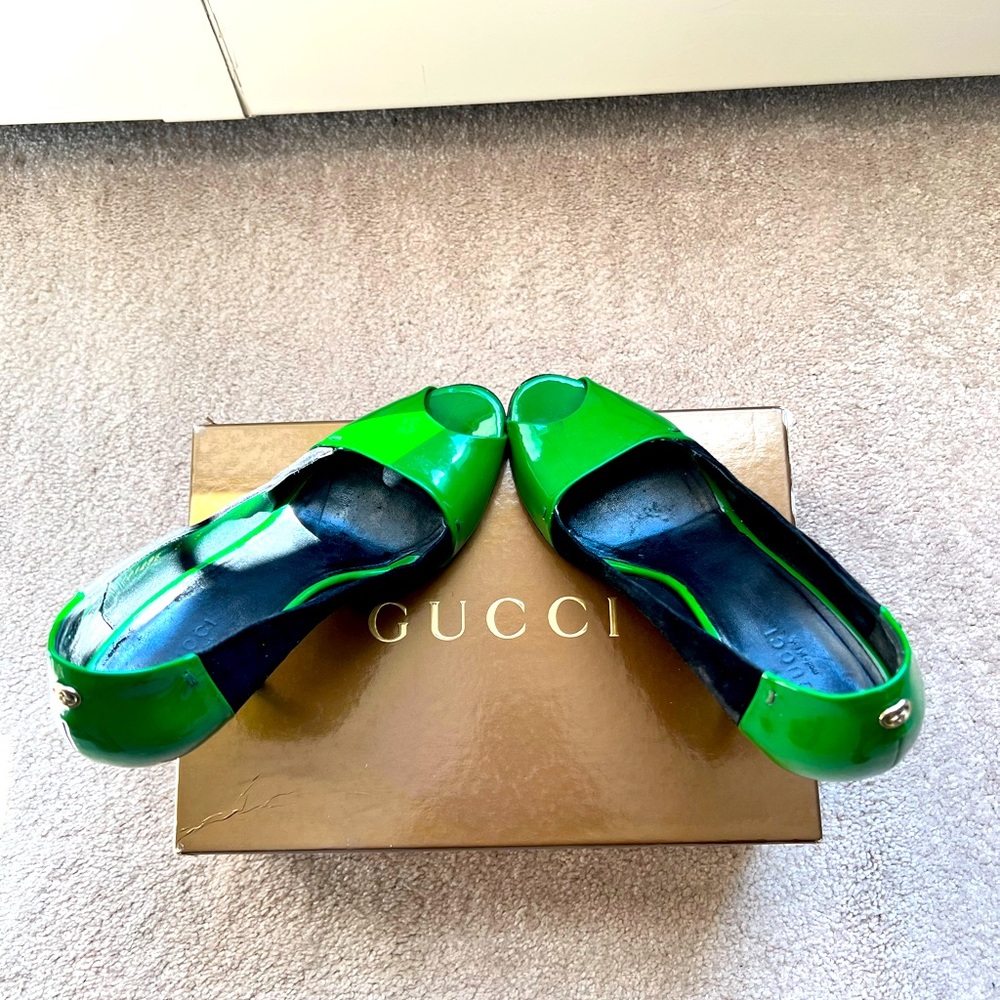 Gucci Peep Toes with Green Patent Leather & Black Suede. Gucci dust bags/box.